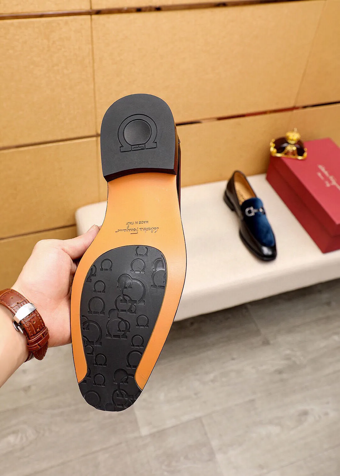 Men's shoes 💰460 💐 Product trademark: Ferragamo "Ferragamo" casual leather shoes Regular size: 38-44 (45.46.47🉑️Customized) Product materials: Selected imported top-layer high mercerized calfskin upper + luxury hardware buckle, imported water-dyed cow leather lining. Strong three-dimensional visual effect, rubber outsole Color: 2⃣️colors available